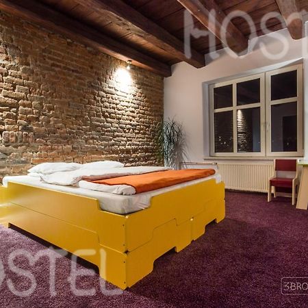 3 Bros' Hostel Cieszyn 치에신 객실 사진