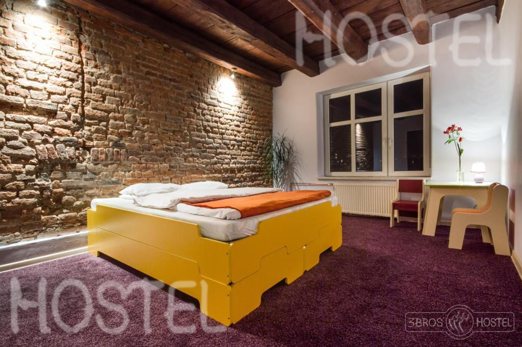 3 Bros' Hostel Cieszyn 치에신 객실 사진