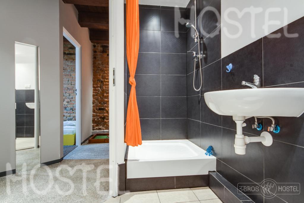 3 Bros' Hostel Cieszyn 치에신 외부 사진
