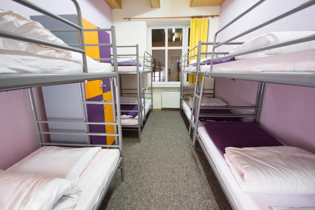 3 Bros' Hostel Cieszyn 치에신 객실 사진