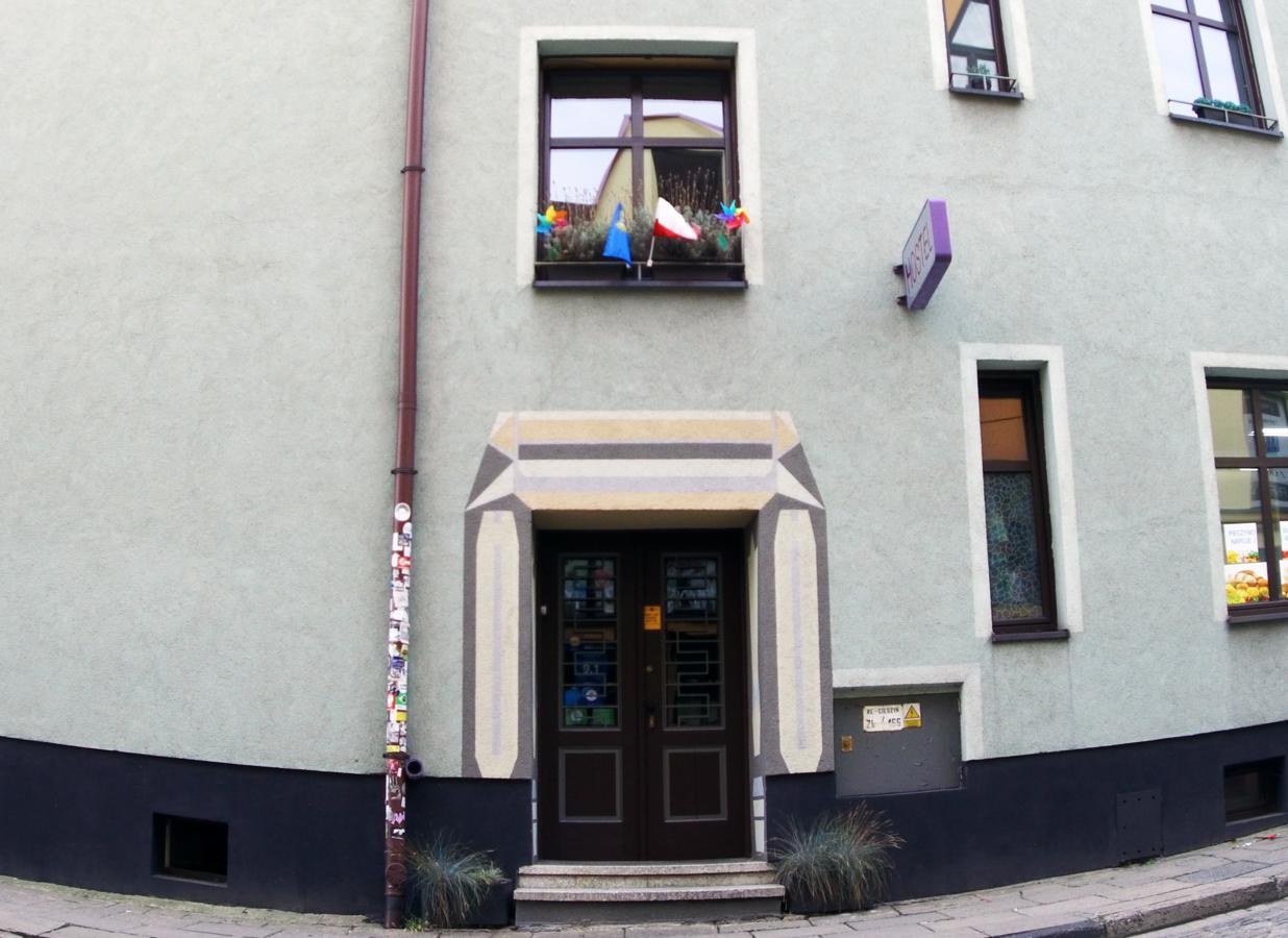 3 Bros' Hostel Cieszyn 치에신 외부 사진