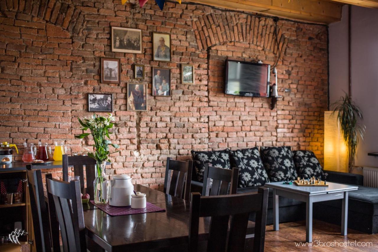3 Bros' Hostel Cieszyn 치에신 외부 사진